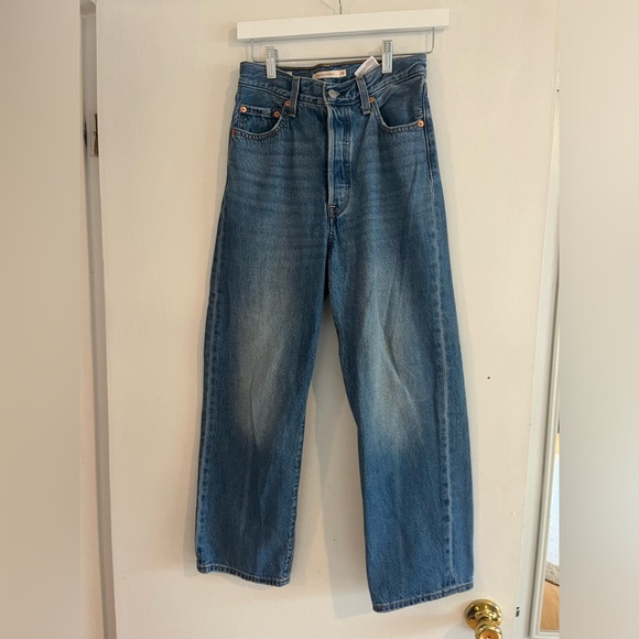 Levi straight leg rib cage jeans. - Picture 1 of 6